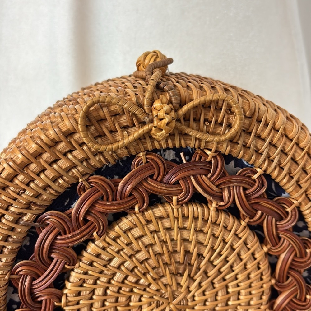 Hand-Woven Circular Rattan Crossbody Purse – Perfect for Summer - Picture 4 of 6